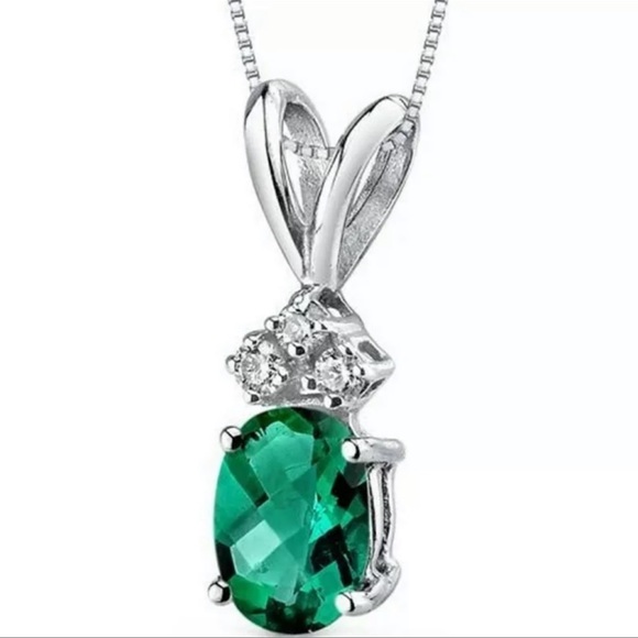 Jewelry - 925 silver Necklace Pendant Adorable Oval Cut Emerald Jewelry